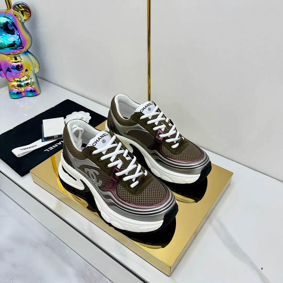 👟👟Ex-factory price 680👟👟 Upgraded version, upgraded version, upgraded version! No rebuttal accepted! ! ! ! Chanel Chanel panda shoes! 2025 counter's top casual sports shoes. This classic design; the upper is electro-embroidered with a variety of techniques; the outsole is fashionable and sporty; the unusual inclusion of a variety of color matching elements... The diversified mix and match is very good-looking and versatile, and can be used for leisure, fashion, sports, and outdoor... ꫛꫀꪝ Go➫ Materials: ❶Upper made of: original imported first-layer silk cowhide + original waterproof cloth + original first-layer cowhide ❷Inner lining: Original Yangli+Net ❸Outsole based on: Original TPU combination outsole Counter boutique packaging complete set for women 35–41 👉 👉 👉 👉